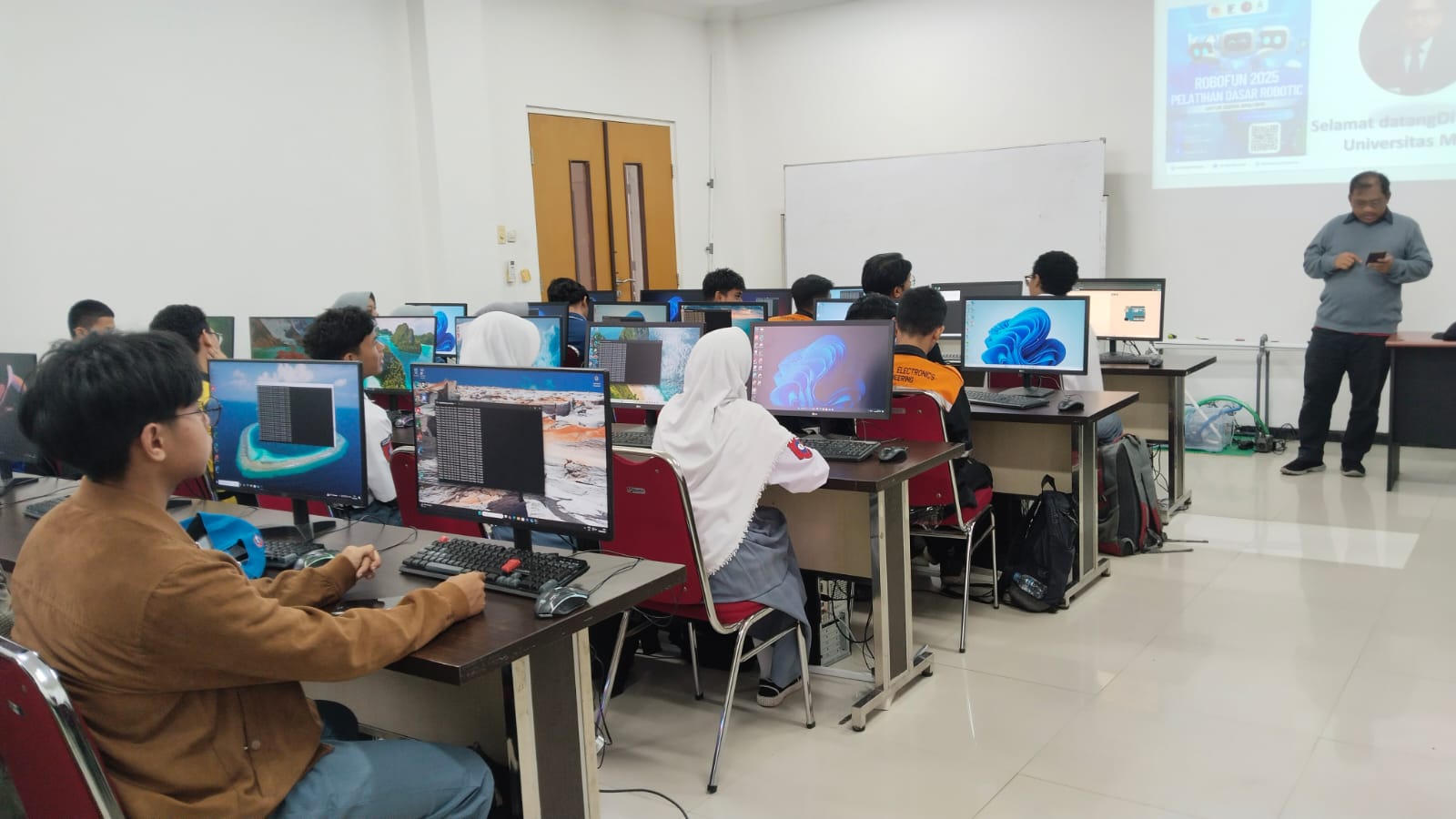 Pengenalan Robotika untuk Siswa Sekolah Mitra