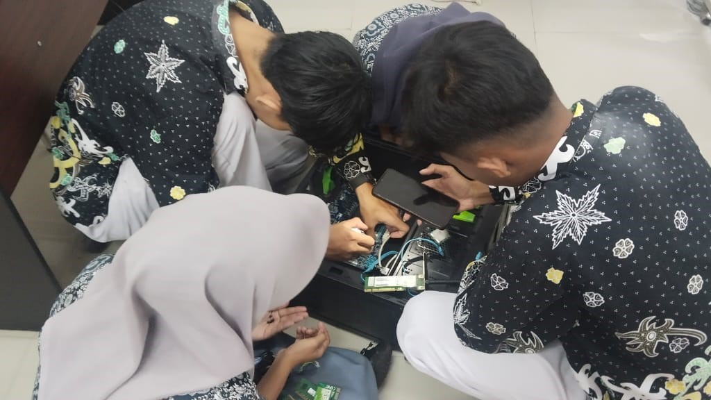 Siswa SMKN 3 Balikpapan Mulai Praktek Industri di Laboratorium FIKOM Universitas Mulia