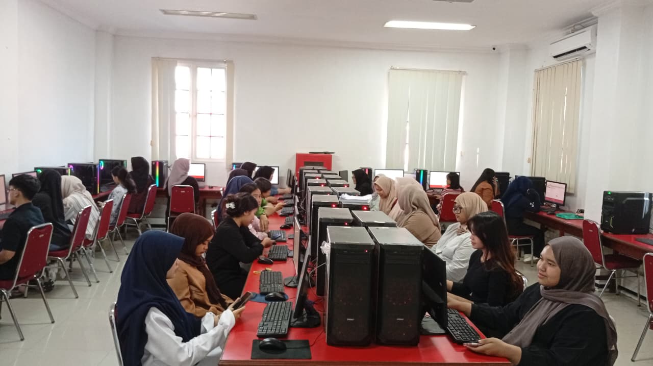 Lab Komputer Fasilitasi UTS Prodi Farmasi Menggunakan e-Learning LENTERA