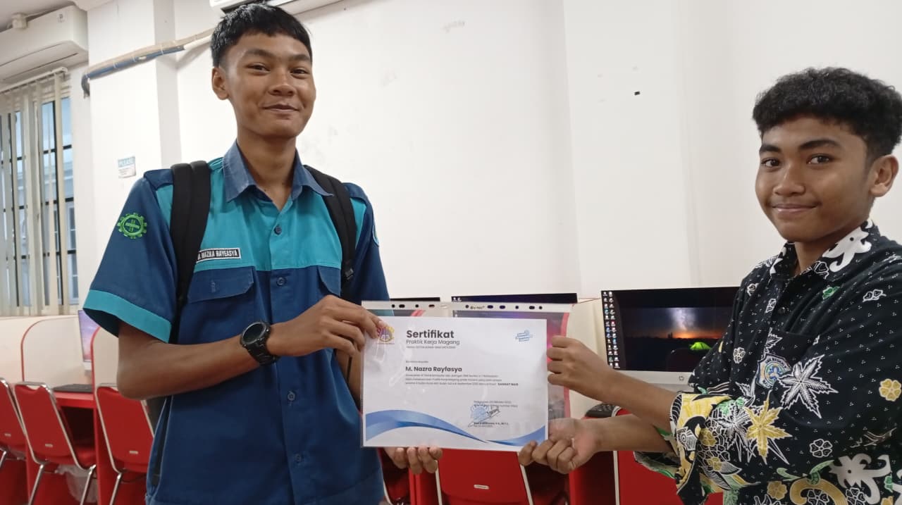 Selesai Magang di Lab Komputer Universitas Mulia, Nazra Terima Sertifikat