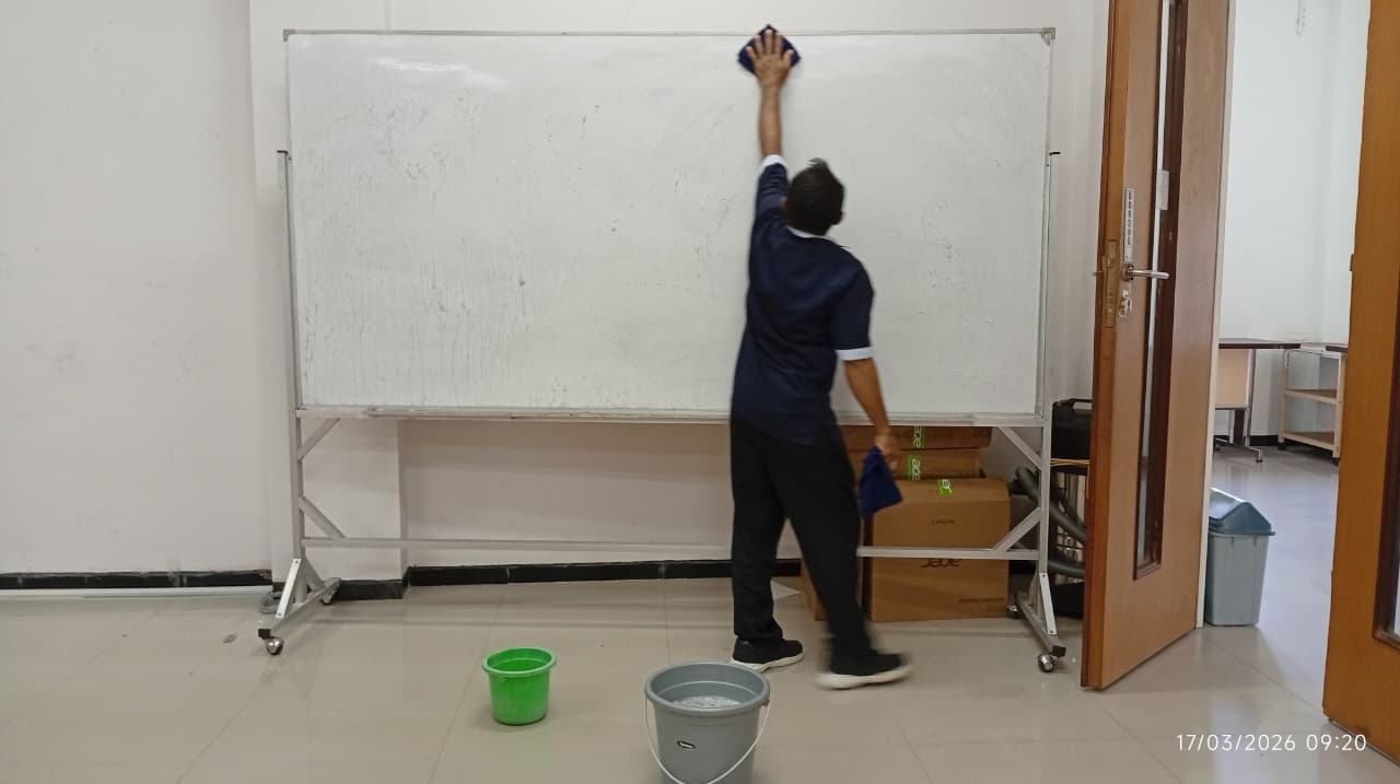 Perawatan Rutin Papan Tulis, Lab Komputer FIKOM Tingkatkan Kenyamanan Pembelajaran