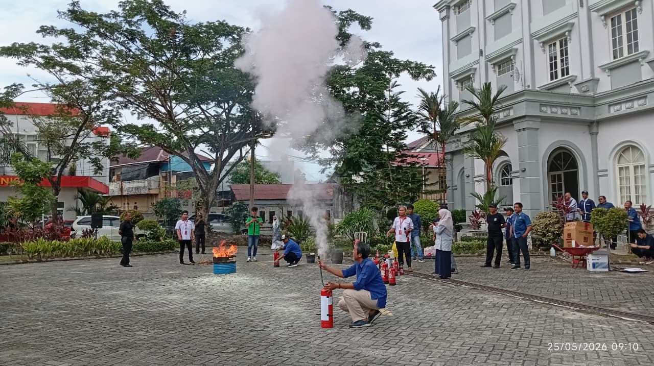 Laboran FIKOM Dilatih Hadapi Kebakaran Menggunakan APAR
